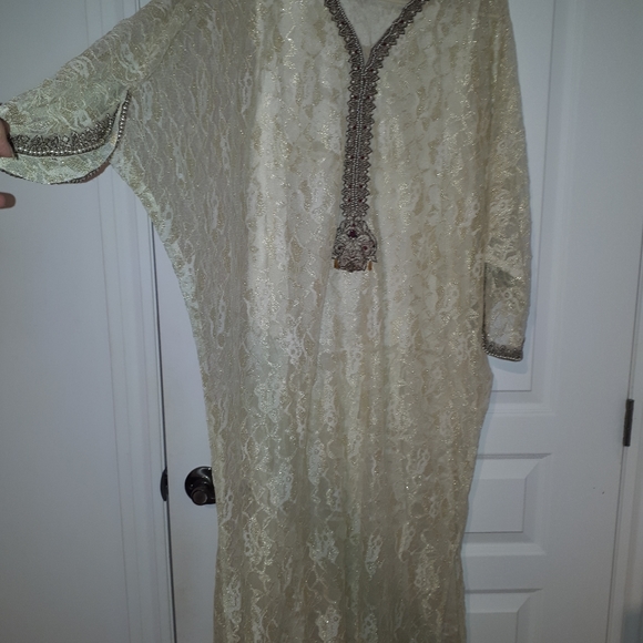 Traditional outfit - Picture 2 of 6